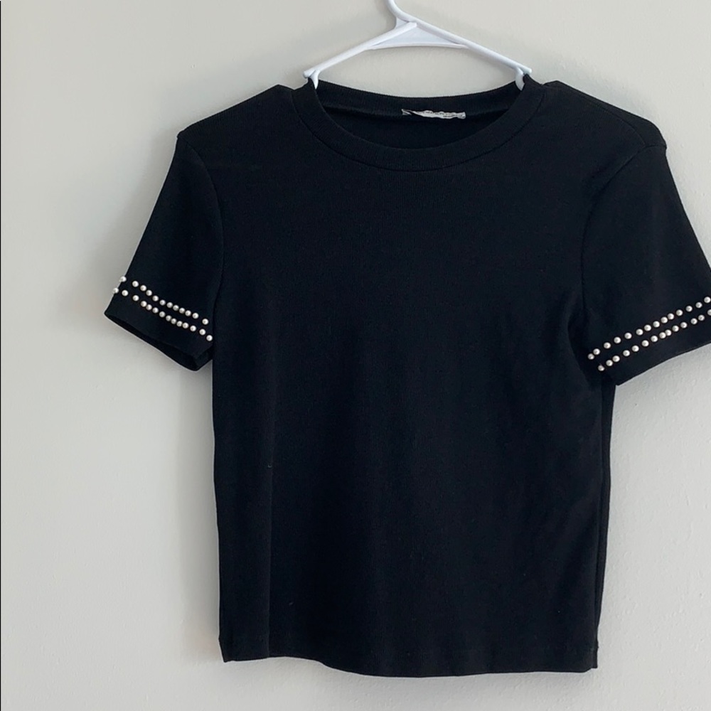 Black t- shirt with pearl design on sleeves✨
